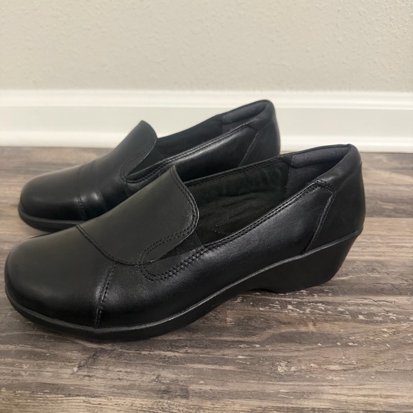 Clarks Women's Black Leather Slip-On Loafers Shoes Size 9W - Picture 3 of 6